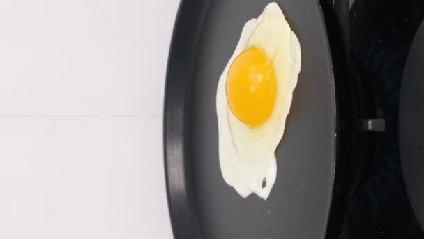 Tavada Yumurta Pişirmek Yemek Pişirmek Yağda Yumurta Dikey Video — Stok video