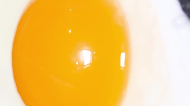 Готуємо Яйце Сковороді Готувати Смажене Яйце Вертикальне Відео — стокове відео