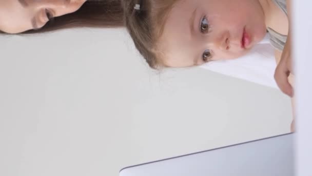 Kobieta Która Pracuje Domu Przy Komputerze Pracująca Matka Małym Dzieckiem — Wideo stockowe