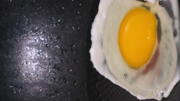 Крупним Планом Яйце Розмір Стискається Сковороді Знімається Повільному Русі Концепція — стокове відео