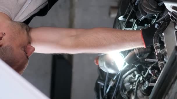 Механік Працює Над Двигуном Автомобіля Гаражному Цеху Концепція Обслуговування Автомобілів — стокове відео