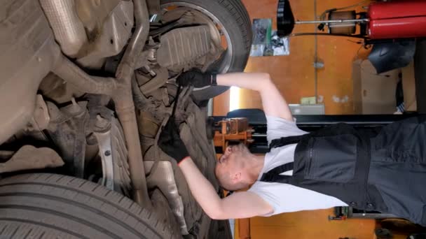 Vídeo Vertical Mudar Óleo Num Carro Auto Mecânico Enquanto Trabalhava — Vídeo de Stock