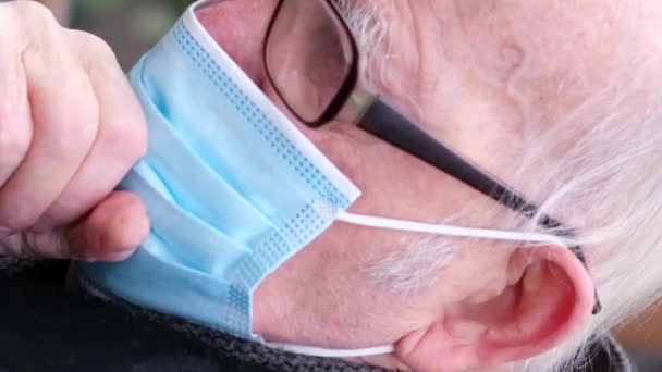 Dekat Dari Kakek Sakit Batuk Keras Tengah Jalan Influenza Pneumonia — Stok Video