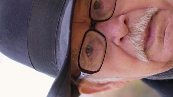 Portretul Unui Bunic Într Pălărie Care Își Ajustează Ochelarii Timp — Videoclip de stoc