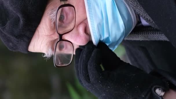 Τρέχει Μύτη Ένα Γέρο Που Φοράει Γυαλιά Και Προστατευτική Ιατρική — Αρχείο Βίντεο
