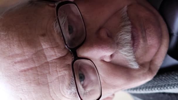 Uomo Anziano Siede Una Sedia Con Mal Testa Sua Preoccupazione — Video Stock