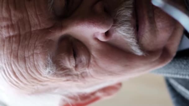 Bezorgde Grootvader Kijkt Naar Camera Doet Blinddoeken Aan Hij Een — Stockvideo