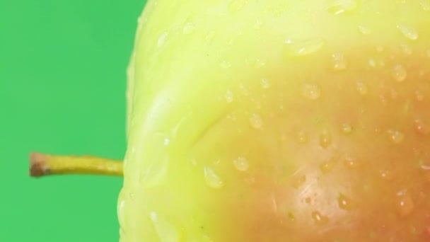 Ripe Apple Raindrop Rotates Green Background Delicious Apples Vertical Video — Stock Video