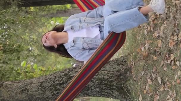 Молода Щаслива Приваблива Жінка Насолоджується Відпочинком Сидячи Тканинному Кріслі Гамака — стокове відео