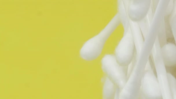 Produtos Higiene Ouvido Humano Cotonetes Cor Branca Giram Círculo Sobre — Vídeo de Stock