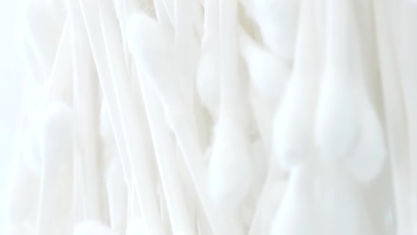 白い綿棒 きれいな白い背景の綿棒 スローモーション バーティカルビデオ — ストック動画