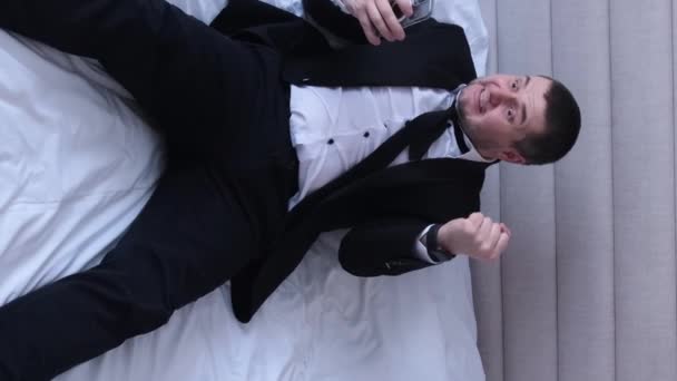 Человек Выиграл Джекпот Отеле Кровати Счастливый Муж Победа Хорошие Новости — стоковое видео
