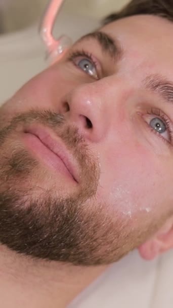 Stimulation Électrique Visage Homme Dans Salon Beauté Prévention Vieillissement Peau — Video