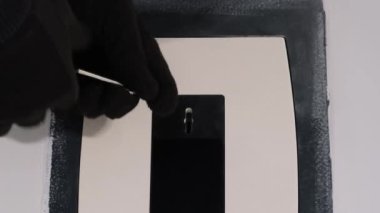 Bir kasadan para ve mücevher çalan bir hırsız. Dikey video.