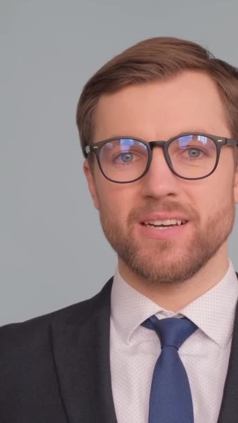 Egy Szemüveges Európai Üzletember Portréja Függőleges Videó — Stock videók