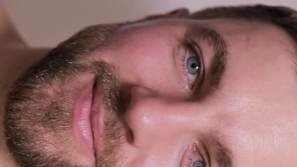 Gülümseyen Beyaz Bir Adamın Portresi Kapatın Dikey Video — Stok video