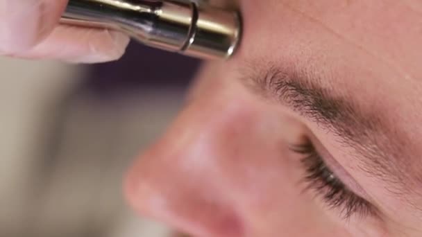 Kosmetisk Ansiktsvård Ung Stilig Man Salongen Dermatologisk Diamant Hud Rengöring — Stockvideo