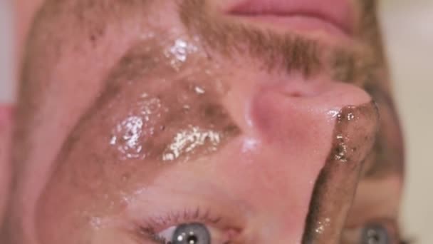 Jeune Homme Subit Traitement Masqué Dans Spa Salon Beauté Homme — Video