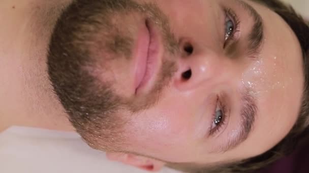 Mannen Masken Kosmetisk Procedur Spa Salong Oigenkännlig Kosmetolog Som Applicerar — Stockvideo