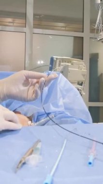 Phlebectomy genel ya da omurilik anestezisi altında yapılır. Cerrahlar klinikte çalışır. Dikey video.
