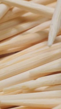 Makro video Bambu kürdanları. Diş temizlemek için tahta çubuklar. Dikey video.