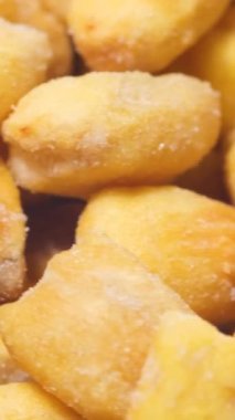 Makro video, kurumuş mısır daireler çiziyor. Mısır arka planı. Dikey video.