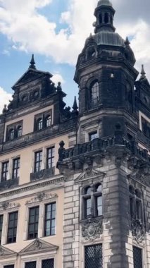 Dresden, Almanya 'da Gotik mimarisi olan güzel bir Avrupa şehri. Dikey video.