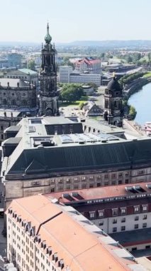 Dresden, Saksonya, Almanya 'nın yükseklerinden bir panorama. Dikey video.