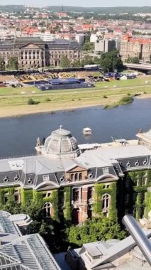 Almanya 'nın Dresden kentindeki Gotik mimari. Avrupa 'da turizm kavramı. Dikey video.