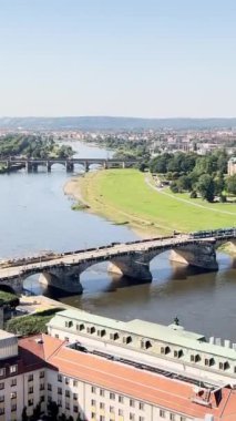 Dresden, Almanya 'da Gotik mimarisi olan güzel bir Avrupa şehri. Dikey video.