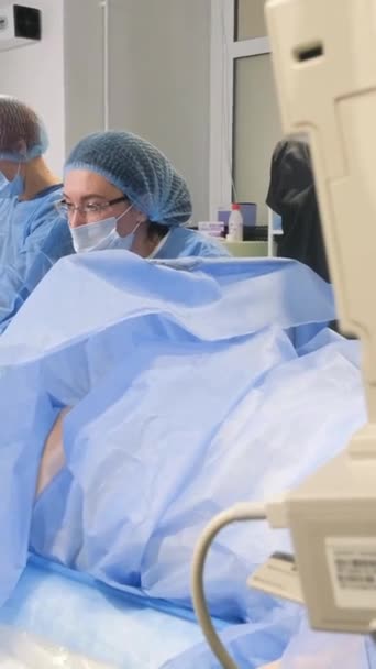 Equipo Cirujanos Durante Una Operación Para Extirpar Venas Flebectomía Operación — Vídeo de stock