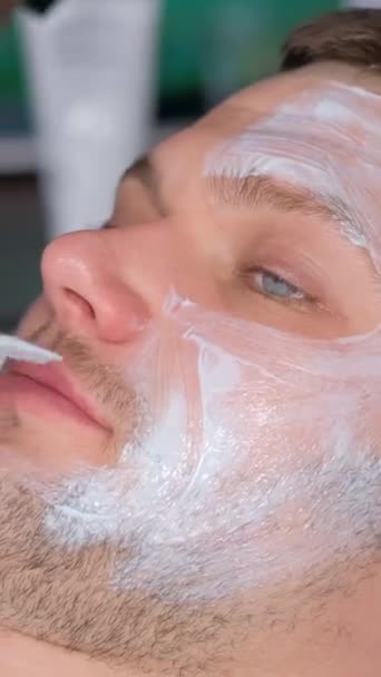 Cosmetologue Met Masque Nutritionnel Sur Visage Des Jeunes Hommes Dans — Video