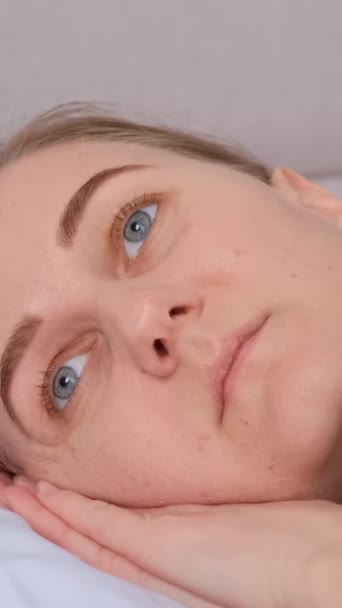 Zmęczona Kobieta Zasypia Łóżku Wyśpij Się Pionowe Wideo — Wideo stockowe