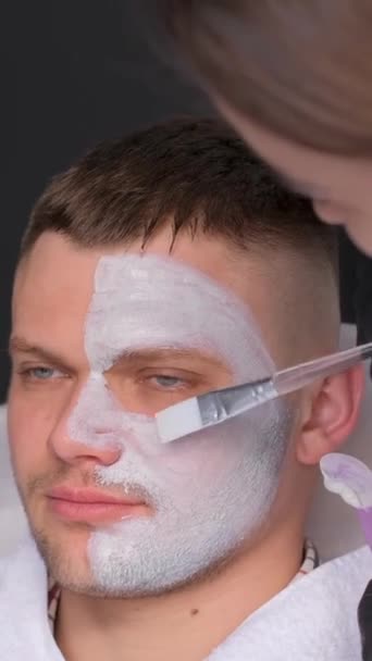 Tânăr Primește Mască Facială Hrănitoare Cosmetician Într Salon Spa Aproape — Videoclip de stoc