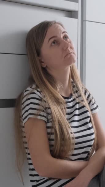 Menina Infeliz Sentado Chão Cozinha Sentindo Deprimido Uma Mulher Desesperada — Vídeo de Stock