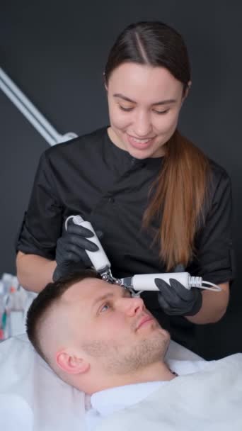 Vídeo Vertical Cosmetologist Está Limpando Rosto Dos Jovens Homens Acne — Vídeo de Stock