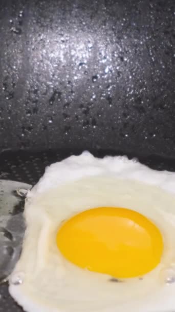 Смачні Смажені Курячі Яйця Падають Сковороду Крупним Планом Вертикальне Відео — стокове відео