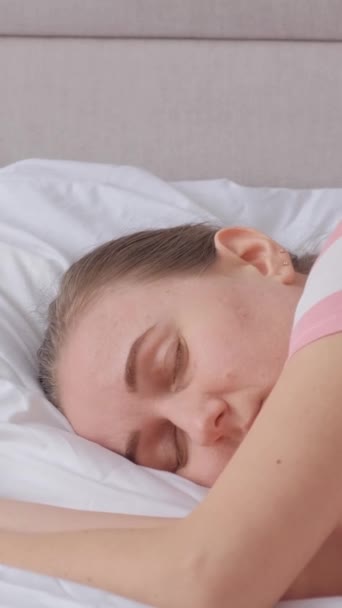 침실에서 침대에 우울한 소녀를 불면증 우울증 비디오 — 비디오