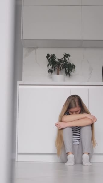 うつ病の女性が床に座って頭を抱えていた 家族の問題 バーティカルビデオ — ストック動画