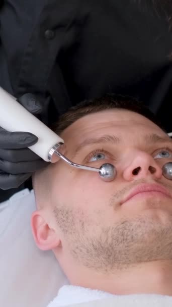 Concepto Cosmetología Tecnología Hombre Joven Haciendo Mesoterapia Hidrodermia Facial Con — Vídeos de Stock