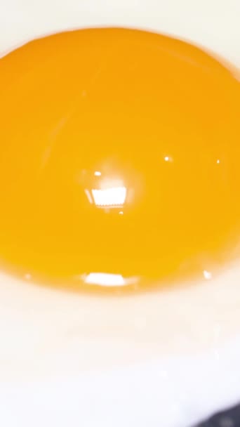 Vařím Snídani Kuřecích Vajec Smažené Vejce Pánvi Svislé Video — Stock video