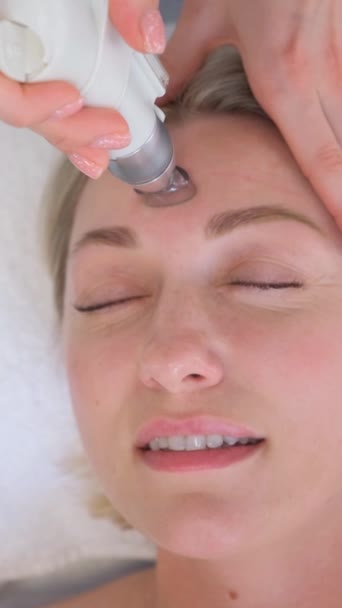 Közelkép Egy Nőről Akinek Hidrodermabráziós Arcápolása Van Egy Kozmetikai Szépségszalon — Stock videók