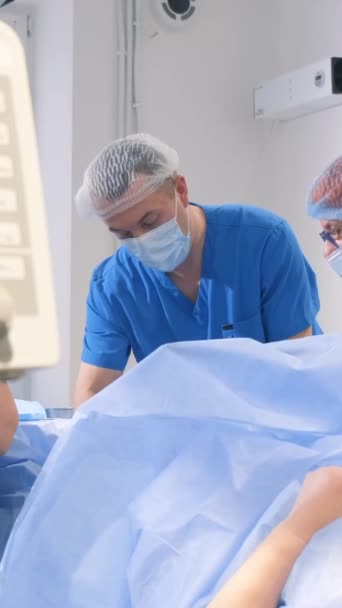 Sebészek Egy Csoportja Akik Sebészeti Laparoszkópiás Műszerekkel Távolítják Lábvénákat Függőleges — Stock videók