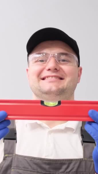 Der Mann Mit Dem Wasserstand Bauwerkzeug Reparatur Der Ausrüstung Vertikales — Stockvideo
