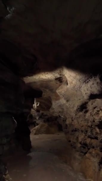 Espeleologia Caverna Natural Escavação Túnel Escuro Subterrâneo Vídeo Vertical — Vídeo de Stock