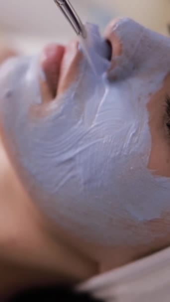 Mulher Bonita Deitada Mesa Massagem Enquanto Máscara Facial Colocada Seu — Vídeo de Stock