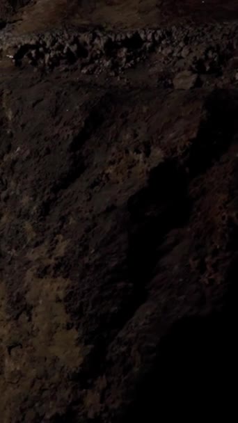 Спелеология Подземелья Темный Туннель Подземные Раскопки Медленное Движение Вертикальное Видео — стоковое видео