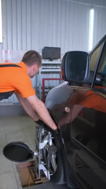 Mecânico Carros Faz Camber Carro Reparação Chassis Carro Serviço Carro — Vídeo de Stock