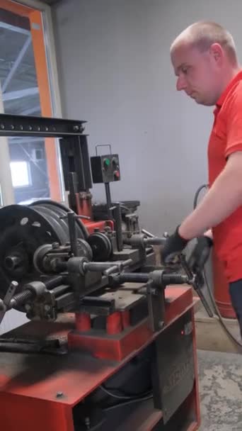 Mekaniker Reparerar Ett Ojämlikt Chassi Bil Bilservice Vertikal Video — Stockvideo
