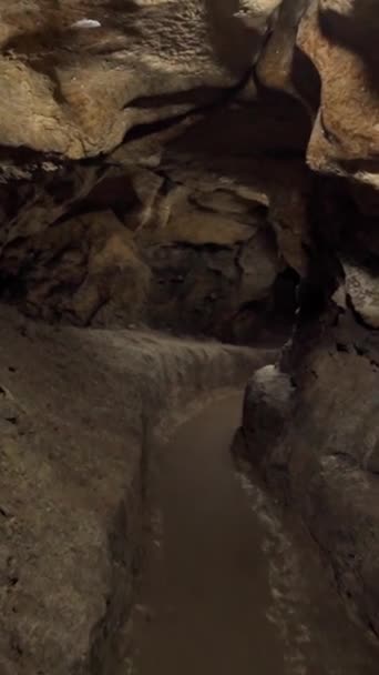 Спелеология Пещера Подземелье Темный Туннель Подземные Раскопки Вертикальное Видео — стоковое видео